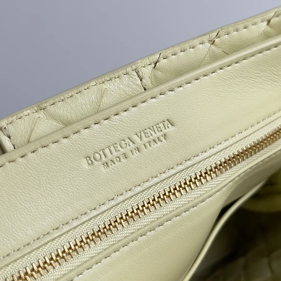 The 2023 new Andiamo batch of 1860 BV has been shipped‼ ️Really popular🔥The new Andiamo woven handbag launched by Bottega Veneta this season is really popular all over the world! ! Celebrities at home and abroad have worn it, and Oscar-winning actress Michelle Yeoh has taken it out on the street. Song Jia, Trai Yara, Yu Feihong, Sanji Ayaka, Rosie Hunting-Whiteley, Yoshioka Riho, etc. have all picked up this bag. It is classic and versatile, showing off its temperament, and the bag capacity is also large, which is very convenient for daily commuting! ! A variety of carrying methods, the shoulder straps can be adjusted by yourself, the original lambskin feels soft and delicate, and the neutral style is made to break gender boundaries and bring a more practical and longer-lasting use experience. Andiamo, which has both elegant and casual styles, perfectly interprets the true appearance of "fashionable old money style". Style number: 743568 Size: 25*22*10.5cm